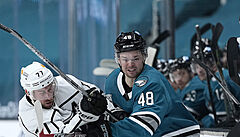 Tomá Hertl bhem zápasu proti Los Angeles Kings.