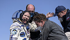 Na Zemi se z ISS vrtila trojice kosmonaut, v lodi Sojuz pistla v kazask stepi