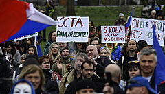 Několik stovek lidí demonstrovalo v Semilech za návrat dětí do škol bez... | na serveru Lidovky.cz | aktuální zprávy