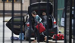 Pracovníci eského velvyslanectví v Moskv nakládají zavazadla do automobilu a...