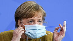 Dnov pomhali sledovat Merkelovou a jin politiky. pionn afra skrv i jeden velk paradox