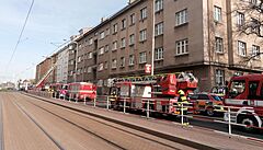 Pi poru bytu v Praze bylo zranno 14 lid, z toho est dt. Zasahoval i vrtulnk
