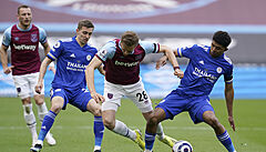 Tomáš Souček (uprostřed) z týmu West Ham United bojuje s hráči Leicesteru o míč. | na serveru Lidovky.cz | aktuální zprávy