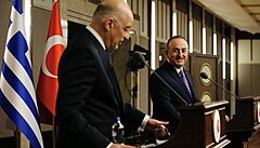 Turecký ministr zahranií Mevlüt Çavuo&#287;lu a ecký ministr zahranií Nikos...