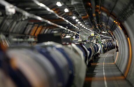 LHC (large hadron collider) v tunelu CERN v enev