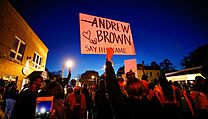 Andrew Brown, vyslovte jeho jméno...