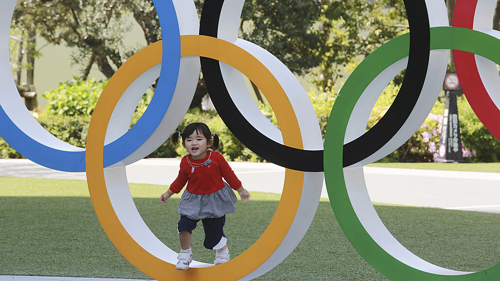 Japonské dítko prochází maketou olympijských kruhů