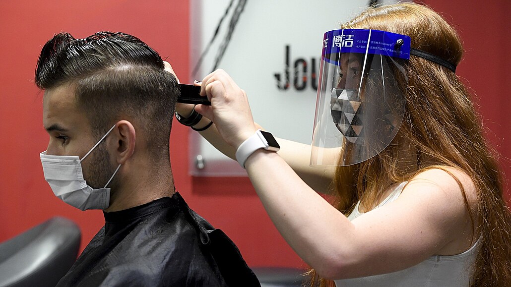 Kadenice stíhá 11. kvtna 2020 zákazníkovi vlasy v kadenictví Journal v...
