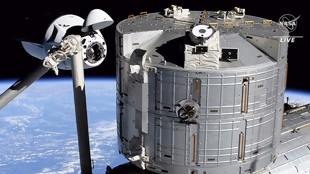 Vesmírná loď Crew Dragon Endeavour společnosti SpaceX dorazila k Mezinárodní...