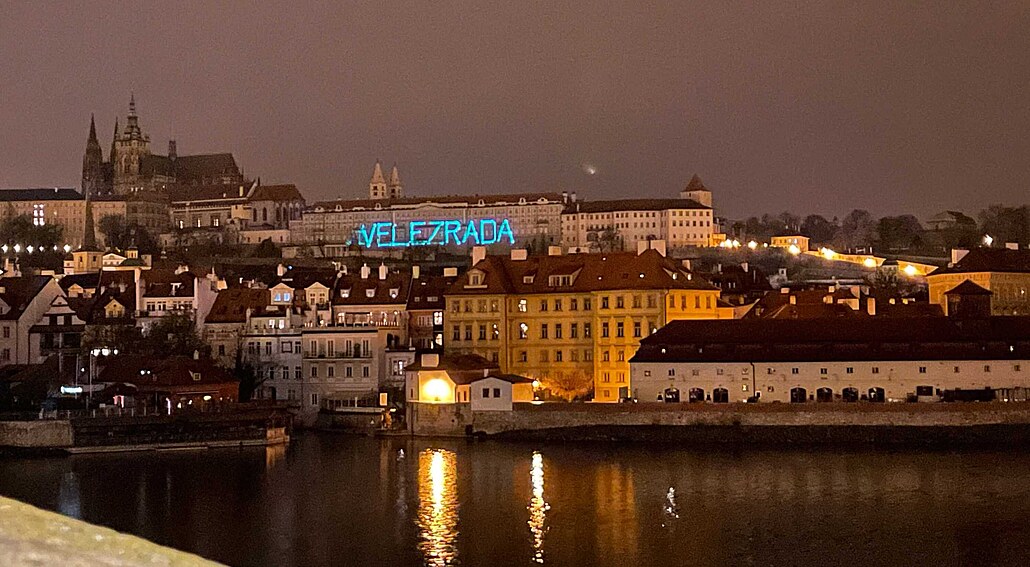Na budově Pražského hradu se v noci objevil světelný nápis Velezrada.