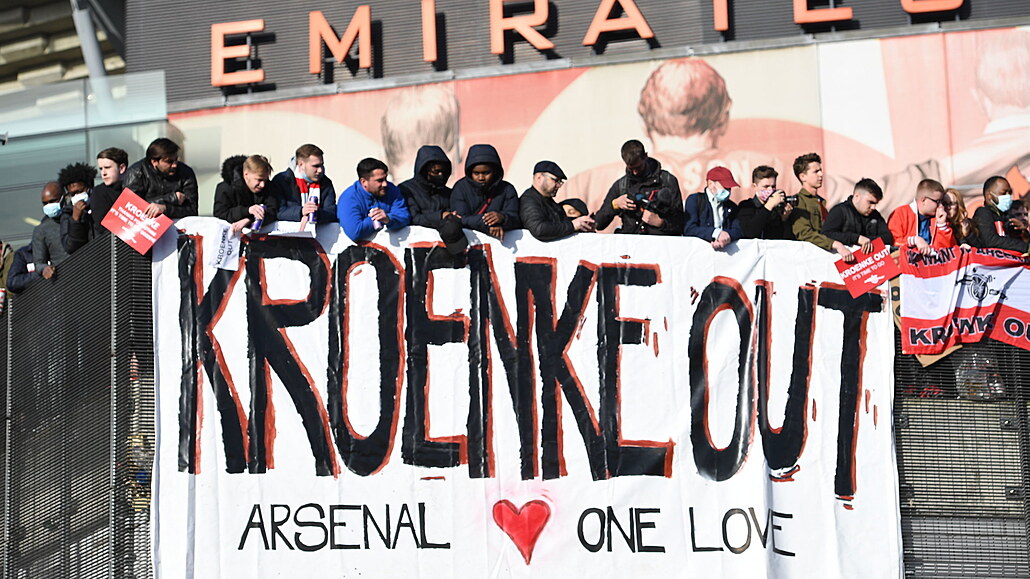 Příznivci Arsenalu protestují proti šéfovi klubu.