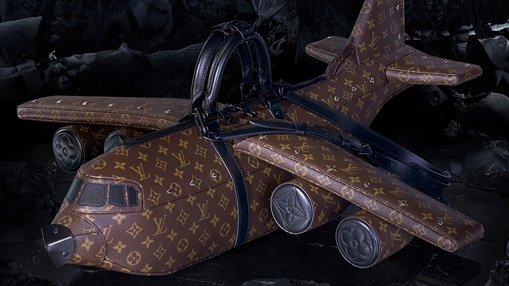 Kabelka Louis Vuitton ve tvaru letadla.