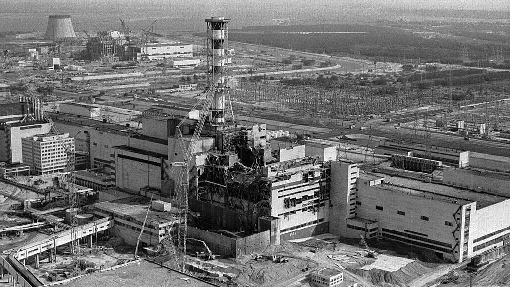 Archivní snímek z 26. dubna 1986 pořízený těsně po výbuchu černobylského...