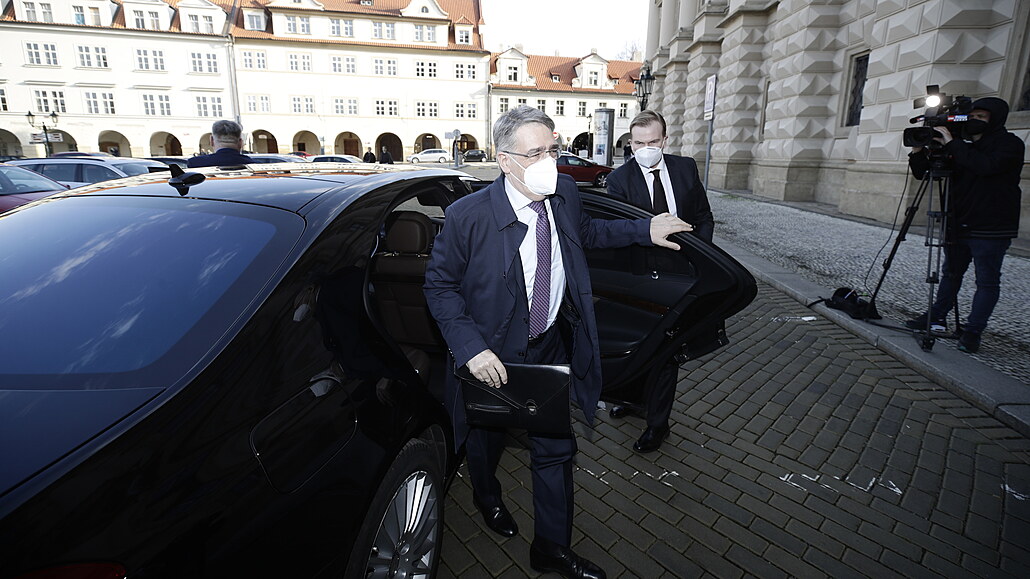 Ruský velvyslanec Alexandr Zmejevskij na ministerstvu zahranií v Praze.