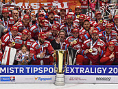 Tinec - Liberec, finále: tým Tince se fotografuje s Masarykovým pohárem pro...