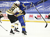 Hokejový útoník David Pastrák asistoval u rozdílové branky Bostonu pi výhe...