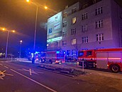 VIDEO: Z hořícího bytu v Praze 4 evakuovali hasiči 18 lidí, příčinu požáru vyšetřují