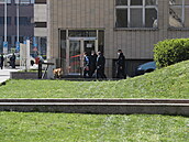 Policisté ohledávají prostory ped budovou ministerstva vnitra.