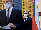 Ministr zahraniních vcí Jakub Kulhánek (vpravo) pichází na tiskovou...