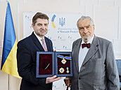 Exministr zahraničí Karel Schwarzenberg převzal vysoký ukrajinský řád, loni mu ho udělil prezident Zelenskyj