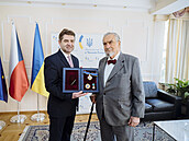 Ukrajinský velvyslanec Jevhen Perebyjnis pedal bývalému ministrovi zahranií...