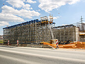 Stavba konstrukce pro most pes Kimickou silnici.