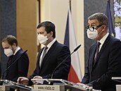 Vládní tisková konference. Zprava Andrej Babi, Jan Hamáek a Jakub Kulhánek.