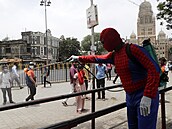 Indický sociální pracovník v pevleení za Spidermana stíká ve velkomst...