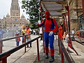 Indický sociální pracovník v pevleení za Spidermana stíká ve velkomst...