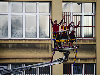 Pardubice - Sparta: Fanouci Sparty sleduj zpas z vysokozdvin ploiny.