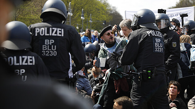 Demonstrující se hádají s policisty instruovanými k ukonení demonstrace proti...