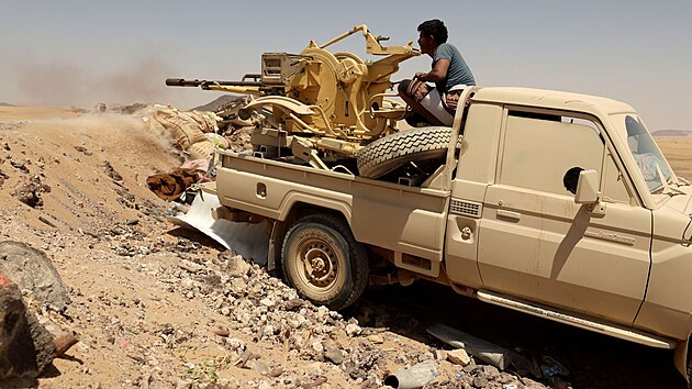 Vládní jednotky v Jemenu. Pi bojích mezi íitskými povstalci a vládními...
