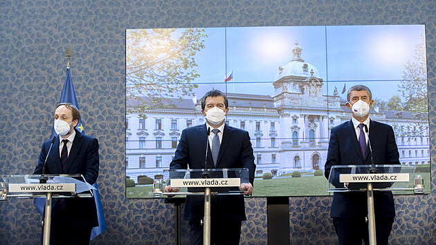 Tiskov konference k vvoji v kauze Vrbtice. Zprava pedseda vldy Andrej Babi, 1. vicepremir Jan Hamek a ministr zahraninch vc Jakub Kulhnek.