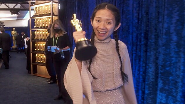 Chloe Zhaová pózuje se so�kou za nejlep�í re�isérský po�in.