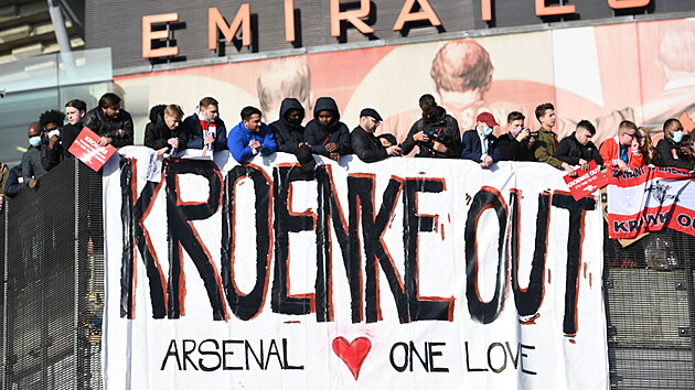 Píznivci Arsenalu protestují proti éfovi klubu.