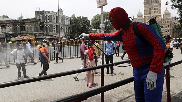Indický sociální pracovník v p�evle�ení za Spidermana st�íká ve velkom�st�...