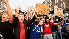 Fanou�ci Chelsea protestují proti Superlize.