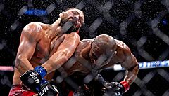 Kamaru Usman trefuje Jorgeho Masvidala.