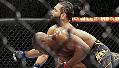 Knockoutový úder Kamaru Usmana, kterým knockoutoval Jorgeho Masvidala.