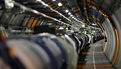 LHC (large hadron collider) v tunelu CERN v Ženevě