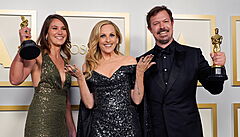 Filma�i ocen�ní za dokument Moje u�itelka chobotnice. Uprost�ed here�ka Marlee...