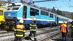 U rychlku z Varavy do Prahy zaala hoet lokomotiva, hasii evakuovali 77 cestujcch. Provoz na trati byl obnoven