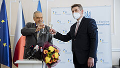 Ukrajinský velvyslanec Jevhen Perebyjnis pedal bývalému ministrovi zahranií...