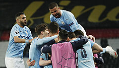 Fotbalisté Manchester City slaví první branku zápasu.