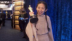 Chloe Zhaová pózuje se soškou za nejlepší režisérský počin.