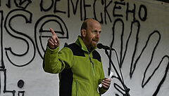 Ředitel waldorfské školy Ivan Semecký při vystoupení na protestním shromáždění.