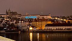 Na budov� Pra�ského hradu se v noci objevil sv�telný nápis Velezrada.