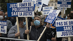 Transparenty, které byly vid�t na nám�stí Trocadéro v Pa�í�i, ne�et�ily ani...