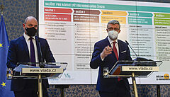 Zleva ministr �kolství Robert Plaga a vicepremiér Karel Havlí�ek na tiskové...
