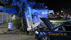 Auto najelo v Mladé Boleslavi p�ed 11. bránou automobilky �koda Auto ve vysoké...